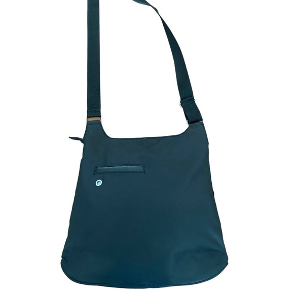 Baggallini Cross Over Crossbody black bag RFID Protection - Picture 5 of 16